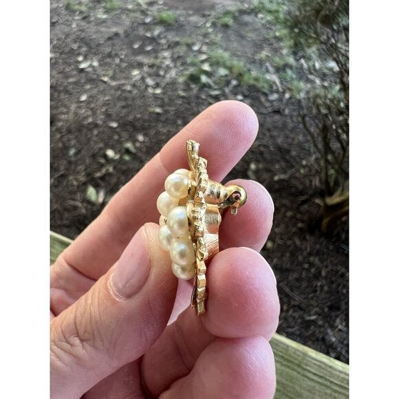 Crown Trifari Textured gold faux pearl birds nest brooch MCM Vintage flower - Picture 6 of 9